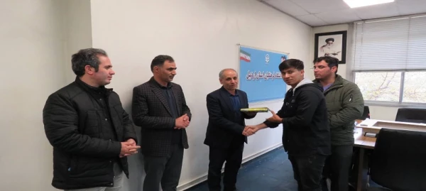 تجلیل از برگزیدگان رشته والیبال در هفته تربیت بدنی