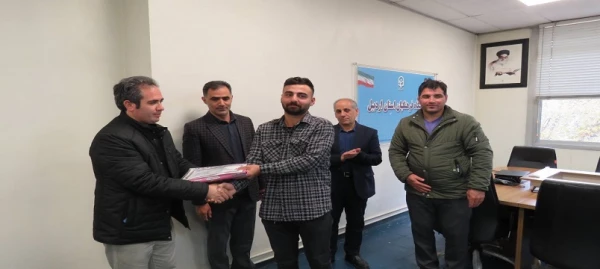 تجلیل از برگزیدگان رشته والیبال در هفته تربیت بدنی