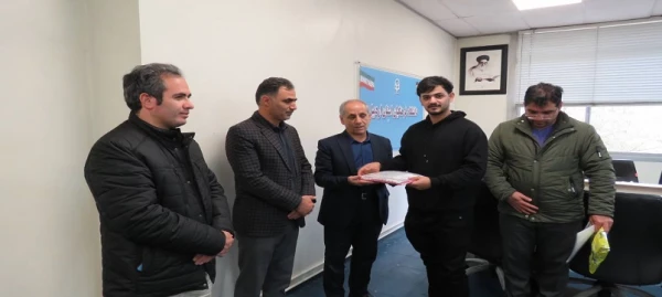 تجلیل از برگزیدگان رشته والیبال در هفته تربیت بدنی