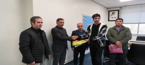 تجلیل از برگزیدگان رشته والیبال در هفته تربیت بدنی