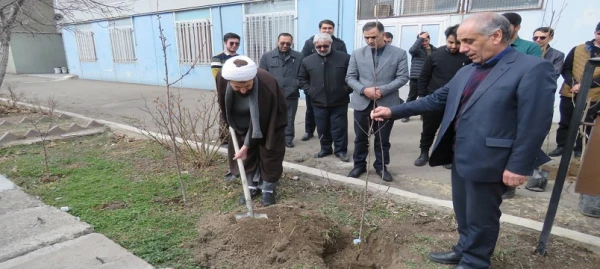 کاشت نهال به مناسبت روز درختکاری