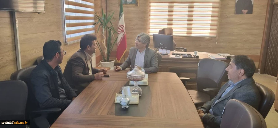 رئیس مرکز آموزش عالی آزادگان به همراه تعدادی از کارکنان مرکز با فرماندار شهرستان نیر دیدار کرد.