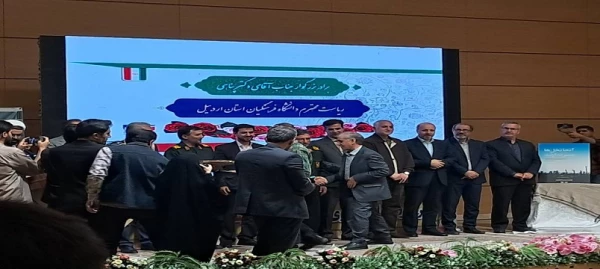 در همایش تجلیل از عوامل و خادمان راهیان نور دانشجویی از سرپرست دانشگاه فرهنگیان استان اردبیل تجلیل شد