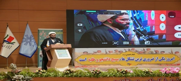 در همایش تجلیل از عوامل و خادمان راهیان نور دانشجویی از سرپرست دانشگاه فرهنگیان استان اردبیل تجلیل شد