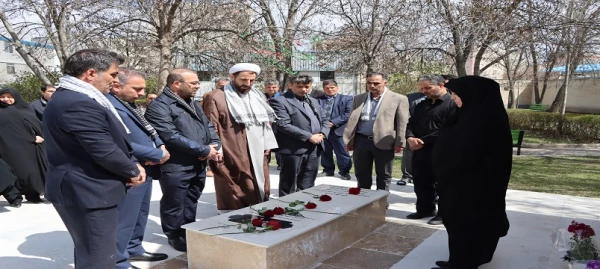 غبارروبی و عطرافشانی مزار شهید گمنام دانشگاه فرهنگیان استان 5